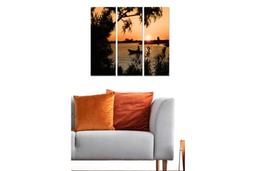 Trelerretsbilde 3-delt 50x70 cm - Silhuett av en mann i en båt ved solnedgang - Oransje / Svart - Interiør - Maleri & posters - Lerretsbilder