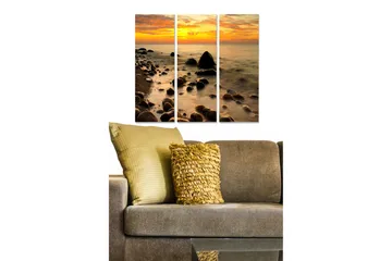 Trelerretsbilde 3-delt 50x70 cm - Solnedgang over en steinete strand - Oransje / Brun / Blå - Interiør - Maleri & posters - Lerretsbilder