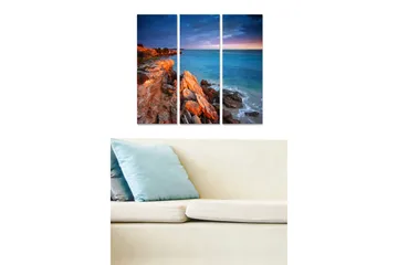 Trelerretsbilde 3-delt 50x70 cm - Steinete kystlinje ved havet i skumringen - Blå / Oransje / Grå - Interiør - Maleri & posters - Lerretsbilder