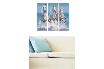 Trelerretsbilde 3-delt 50x70 cm - Tre hvite hester galopperer gjennom vann - Hvit / Blå / Turkis - Interiør - Maleri & posters - Lerretsbilder