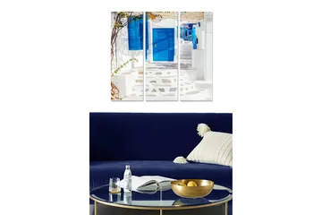 Trelerretsbilde 3-delt 50x70 cm - Vakker hvit bygning med blå dører og trapper i solrike omgivelser - Blå / Hvit - Interiør - Maleri & posters - Lerretsbilder