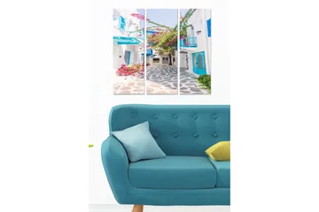 Trelerretsbilde 3-delt 50x70 cm - Vakker smug med hvite hus og bougainvillea i blomst - Hvit / Blå / Rosa - Interiør - Maleri & posters - Lerretsbilder