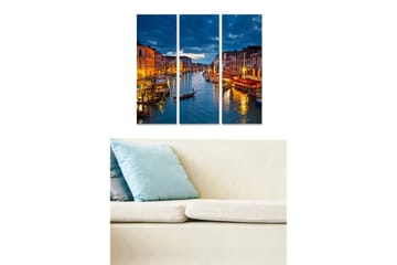 Trelerretsbilde 3-delt 50x70 cm - Vakker utsikt over en kanal med gondoler og opplyste bygninger i skumringen - Mørk blå / Gull / Oransje - Interiør - Maleri & posters - Lerretsbilder