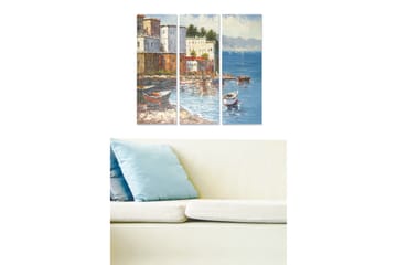 Trelerretsbilde 3-delt 50x70 cm - Vakkert kystlandskap med båter i en fargerik havn - Blå / Hvit / Brun - Interiør - Maleri & posters - Lerretsbilder