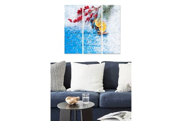 Trelerretsbilde 3-delt 50x70 cm - Vinterstillhet med bær, appelsinskiver og kanelstenger - Blå / Rød / Hvit - Interiør - Maleri & posters - Lerretsbilder