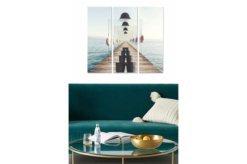 Trelerretsbilde 3-delt 50x70 cm - Person som holder opp et speil foran en brygge ved sjøen, Blå / Beige / Svart