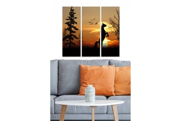 Trelerretsbilde i 3 deler, 50x70 cm - Silhuett av en hest som reiser seg mot en solnedgang med trær og fugler i bakgrunnen - Svart / Oransje / Gul - Interiør - Maleri & posters - Lerretsbilder
