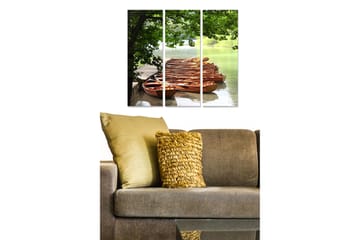 Trelerretsbilde i tre, 3 deler, 50x70 cm - Rekker med trebåter på en rolig innsjø omgitt av grøntområder - Grønn / Brun / Blå - Interiør - Maleri & posters - Lerretsbilder