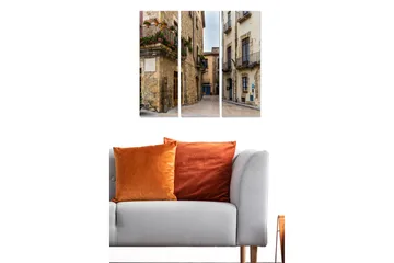 Trelerretsbilde i tre, 3 deler, 50x70 cm - Sjarmerende gate med historiske bygninger og blomsterprydede balkonger - Grå / Beige / Grønn - Interiør - Maleri & posters - Lerretsbilder