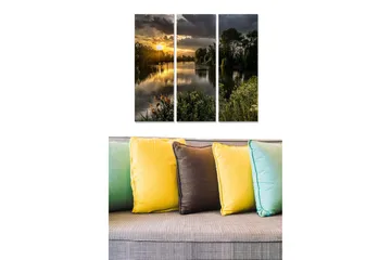 Trelerretsbilde i tre, 3 deler, 50x70 cm - Solnedgang over en speilblank innsjø med omkringliggende grøntområder - Gull / Grønn / Blå - Interiør - Maleri & posters - Lerretsbilder