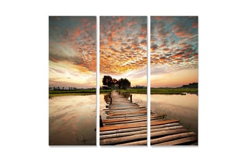 Trelerretsbilde i tre, 3 deler, 50x70 cm - Vakker solnedgang over en trebro som strekker seg over stille vann - Oransje / Blå / Grønn - Interiør - Maleri & posters - Lerretsbilder