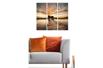 Trelerretsbilde i tre, 3 deler, 50x70 cm - Vakker solnedgang over en trebro som strekker seg over stille vann - Oransje / Blå / Grønn - Interiør - Maleri & posters - Lerretsbilder