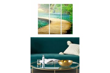 Trelerretsbilde i tre, 3 deler, 50x70 cm - Vakker trebro som svinger over klart vann omgitt av frodig natur - Grønn / Blå / Brun - Interiør - Maleri & posters - Lerretsbilder