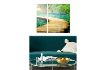 Trelerretsbilde i tre, 3 deler, 50x70 cm - Vakker trebro som svinger over klart vann omgitt av frodig natur - Grønn / Blå / Brun - Interiør - Maleri & posters - Lerretsbilder