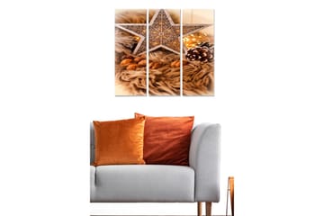 Trelerretsbilde i tre, 3-delt, 50x70 cm - Dekorativ stjerne med julestemning omgitt av nøtter og grangrener - Beige / Brun / Gull - Interiør - Maleri & posters - Lerretsbilder