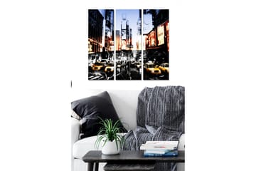 Trelerretsbilde i tre, 3-delt, 50x70 cm - Livlig bylandskap med gule drosjer i et urbant miljø - Gul / Svart / Blå - Interiør - Maleri & posters - Lerretsbilder