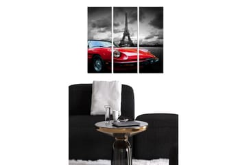 Trelerretsbilde i tre, 3-delt, 50x70 cm - Rød sportsbil foran Eiffeltårnet i et dramatisk svart-hvitt miljø - Rød / Svart / Grå - Interiør - Maleri & posters - Lerretsbilder