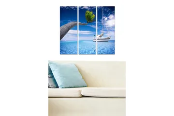 Trelerretsbilde i tre, 3-delt, 50x70 cm - Seilbåt på et klart, blått hav med en palme som strekker seg ut over vannet - Blå / Grønn / Hvit - Interiør - Maleri & posters - Lerretsbilder