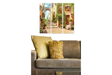 Trelerretsbilde i tre, 3-delt, 50x70 cm - Sjarmerende gate med blomster og historiske bygninger - Grønn / Rosa / Beige - Interiør - Maleri & posters - Lerretsbilder