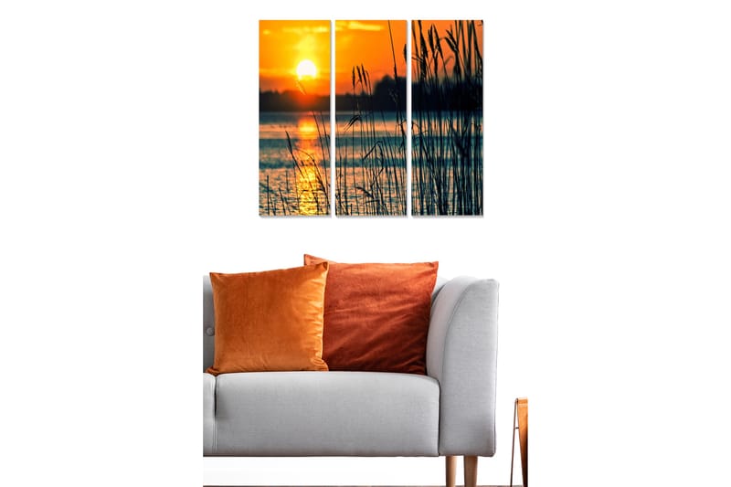 Trelerretsbilde i tre, 3-delt, 50x70 cm - Solnedgang over en speilblank innsjø med gress i forgrunnen - Oransje / Mørk blå / Gull - Interiør - Maleri & posters - Lerretsbilder