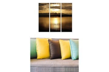 Trelerretsbilde i tre, 3-delt, 50x70 cm - Solnedgang over rolig vann med fjerne fjell i bakgrunnen - Gull / Mørk brun / Svart - Interiør - Maleri & posters - Lerretsbilder