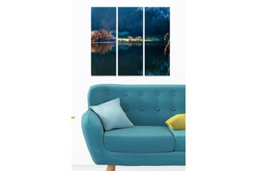 Trelerretsbilde i tre, 3-delt, 50x70 cm - Speilbilde av en rolig innsjø omgitt av skog og fjell - Mørk blå / Grønn / Beige - Interiør - Maleri & posters - Lerretsbilder