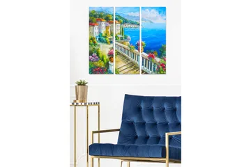 Trelerretsbilde i tre, 3-delt, 50x70 cm - Vakker kystutsikt med fargerike hus og blomsteroppsatser - Blå / Grønn / Rød - Interiør - Maleri & posters - Lerretsbilder