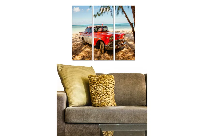 Trelerretsbilde i tre, 3-delt, 50x70 cm - Veteranbil på en strand med palmer i bakgrunnen, Rød / Hvit / Blå