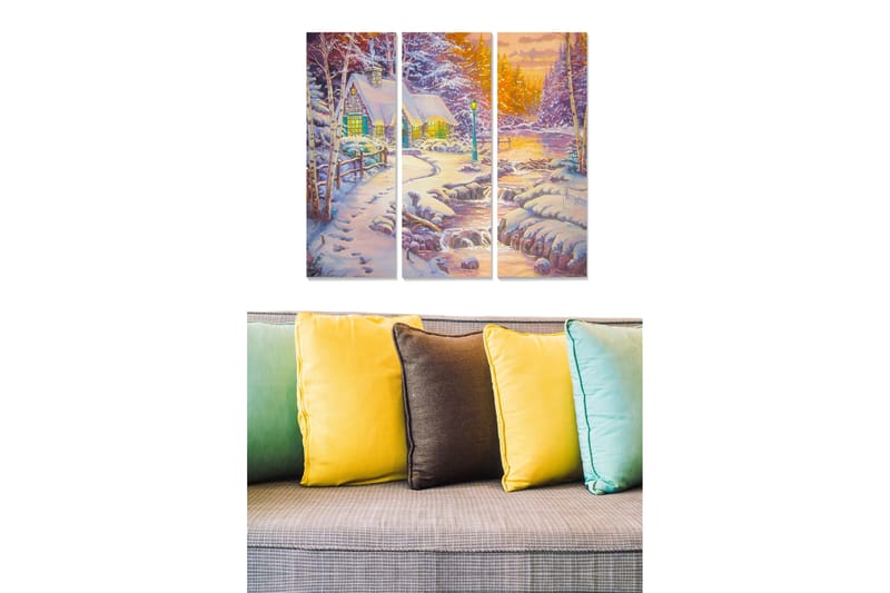 Trelerretsbilde i tre, 3-delt, 50x70 cm - Vinterlandskap med hytte omgitt av snø og trær, Hvit / Grønn / Blå