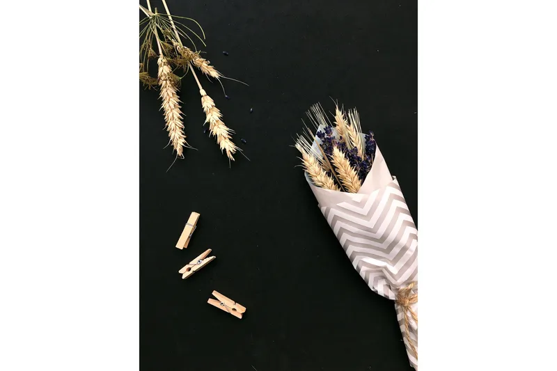 Poster Flowers on table 30x40 cm, Sort/Beige