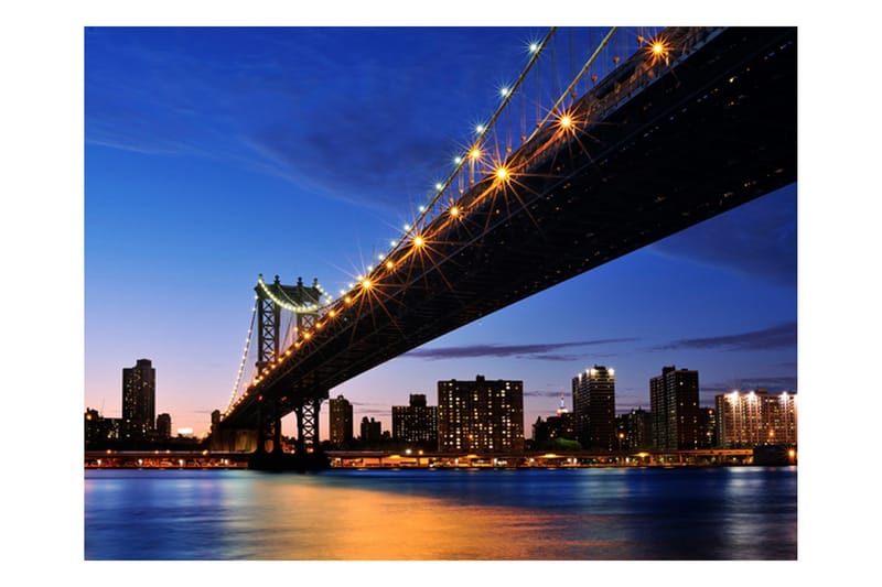 Fototapet Manhattan Bridge Illuminated At Night 200x154 - Artgeist sp. z o. o. - Tapet stue - Fototapeter - Kjøkkentapeter - Tapet soverom