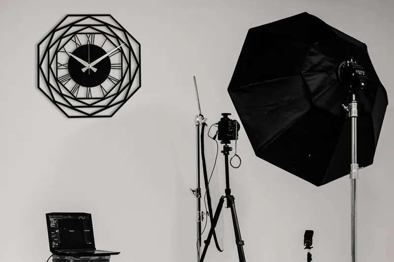 Achterdis Veggklokke, Svart