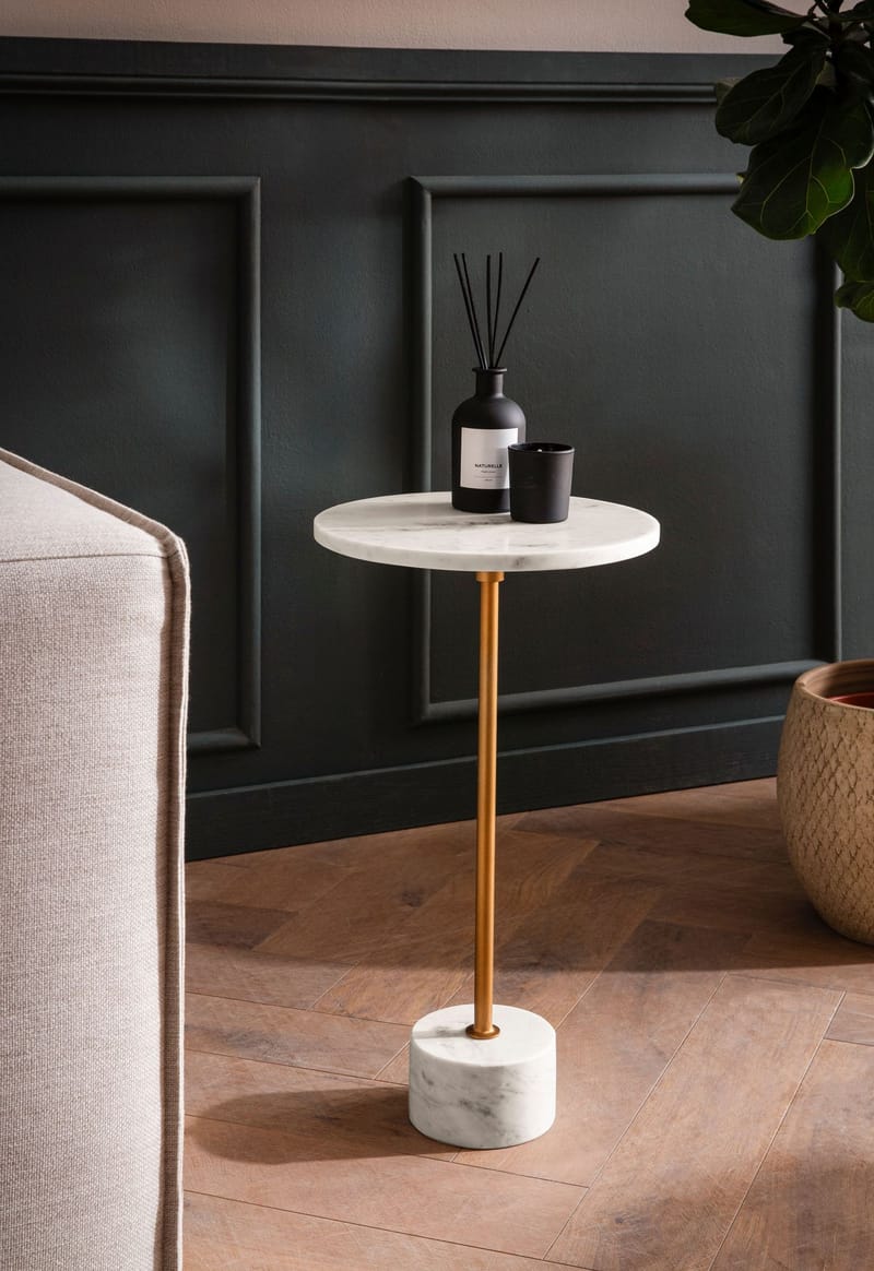 Aelros sidebord 30 cm - hvit marmor med grå årer og gullfarge - Møbler - Bord - Avlastningsbord & sidobord - Pidestall & blomsterpidestall