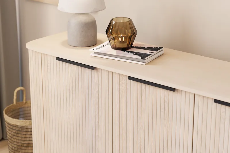 Kopparbo Ribbet Skjenk med Oppbevaring - Hvitlasert / Lys Eik / Tre - Oppbevaring - Oppbevaringsmøbler - Sideboard & skjenk