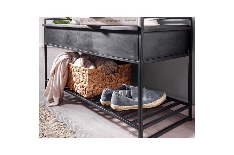 Benke Wohnling industrielt utseende med stor lagringsplass i massivt tre og åpen skohylle Svart - Svart - Møbler - Bord - Avlastningsbord & sidobord - Lampebord & sidebord