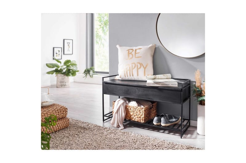 Benke Wohnling industrielt utseende med stor lagringsplass i massivt tre og åpen skohylle Svart - Svart - Møbler - Bord - Avlastningsbord & sidobord - Lampebord & sidebord