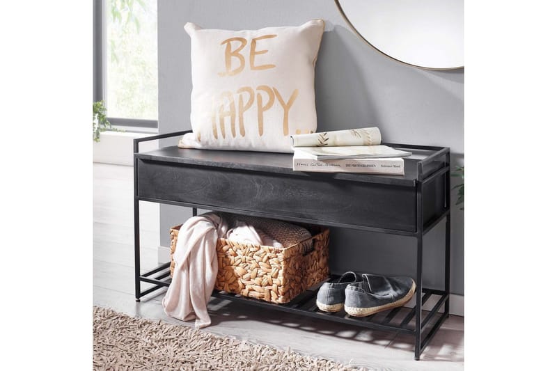 Benke Wohnling industrielt utseende med stor lagringsplass i massivt tre og åpen skohylle Svart - Svart - Møbler - Bord - Avlastningsbord & sidobord - Lampebord & sidebord