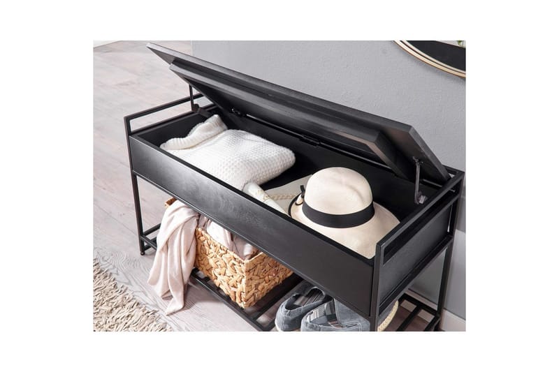 Benke Wohnling industrielt utseende med stor lagringsplass i massivt tre og åpen skohylle Svart - Svart - Møbler - Bord - Avlastningsbord & sidobord - Lampebord & sidebord