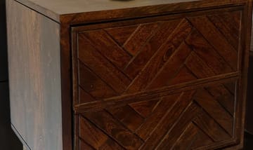 Corora nattbord 45 cm industriell stil - varm mørkebrun og gull - Møbler - Bord - Avlastningsbord & sidobord - Sengebord & nattbord