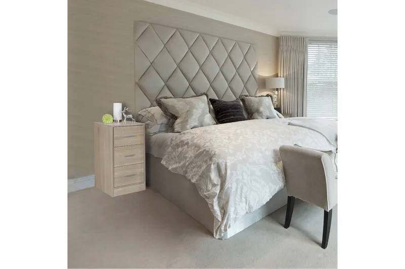 Nattbord Wohnling for kontinentalseng, 68 cm høy og 3 skuffer i en moderne stil Sonoma - Sonoma - Møbler - Bord - Avlastningsbord & sidobord - Sengebord & nattbord