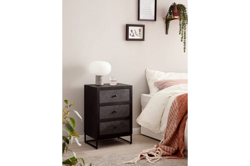 Nattbord Wohnling laget av massivt tre for kontinentalseng med 3 skuffer, skiferutseende, i landlig stil Svart - Svart - Møbler - Bord - Avlastningsbord & sidobord - Sengebord & nattbord