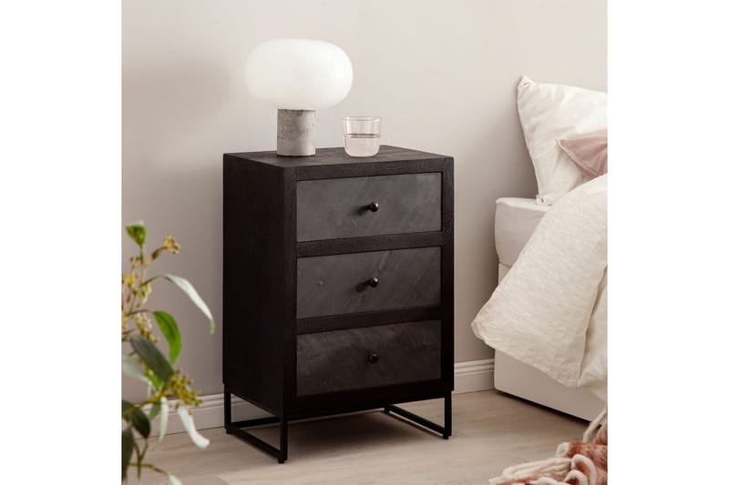 Nattbord Wohnling laget av massivt tre for kontinentalseng med 3 skuffer, skiferutseende, i landlig stil Svart - Svart - Møbler - Bord - Avlastningsbord & sidobord - Sengebord & nattbord