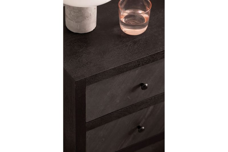 Nattbord Wohnling laget av massivt tre for kontinentalseng med 3 skuffer, skiferutseende, i landlig stil Svart - Svart - Møbler - Bord - Avlastningsbord & sidobord - Sengebord & nattbord