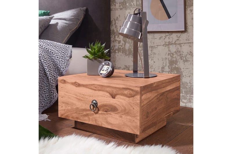 Nattbord Wohnling Massivt tre med skuff og elegant håndtak i lav design i landlig stil Akasie - Akasie - Møbler - Bord - Avlastningsbord & sidobord - Sengebord & nattbord