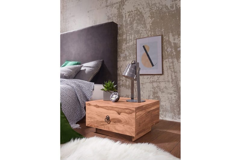 Nattbord Wohnling Massivt tre med skuff og elegant håndtak i lav design i landlig stil Akasie - Akasie - Møbler - Bord - Avlastningsbord & sidobord - Sengebord & nattbord