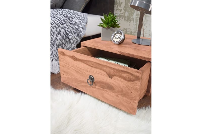 Nattbord Wohnling Massivt tre med skuff og elegant håndtak i lav design i landlig stil Akasie - Akasie - Møbler - Bord - Avlastningsbord & sidobord - Sengebord & nattbord
