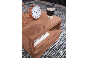 Nattbord Wohnling Massivt tre med skuff og hylle i lav design i landlig stil Akasie - Akasie - Møbler - Bord - Avlastningsbord & sidobord - Sengebord & nattbord