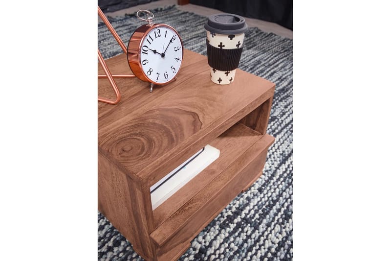 Nattbord Wohnling Massivt tre med skuff og hylle i lav design i landlig stil Akasie - Akasie - Møbler - Bord - Avlastningsbord & sidobord - Sengebord & nattbord