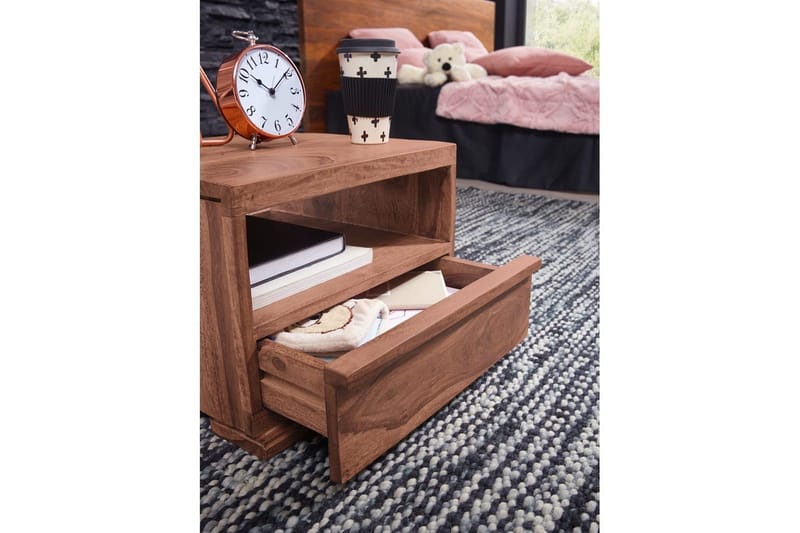 Nattbord Wohnling Massivt tre med skuff og hylle i lav design i landlig stil Akasie - Akasie - Møbler - Bord - Avlastningsbord & sidobord - Sengebord & nattbord