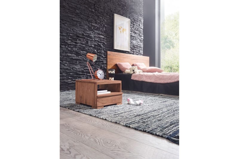 Nattbord Wohnling Massivt tre med skuff og hylle i lav design i landlig stil Akasie - Akasie - Møbler - Bord - Avlastningsbord & sidobord - Sengebord & nattbord